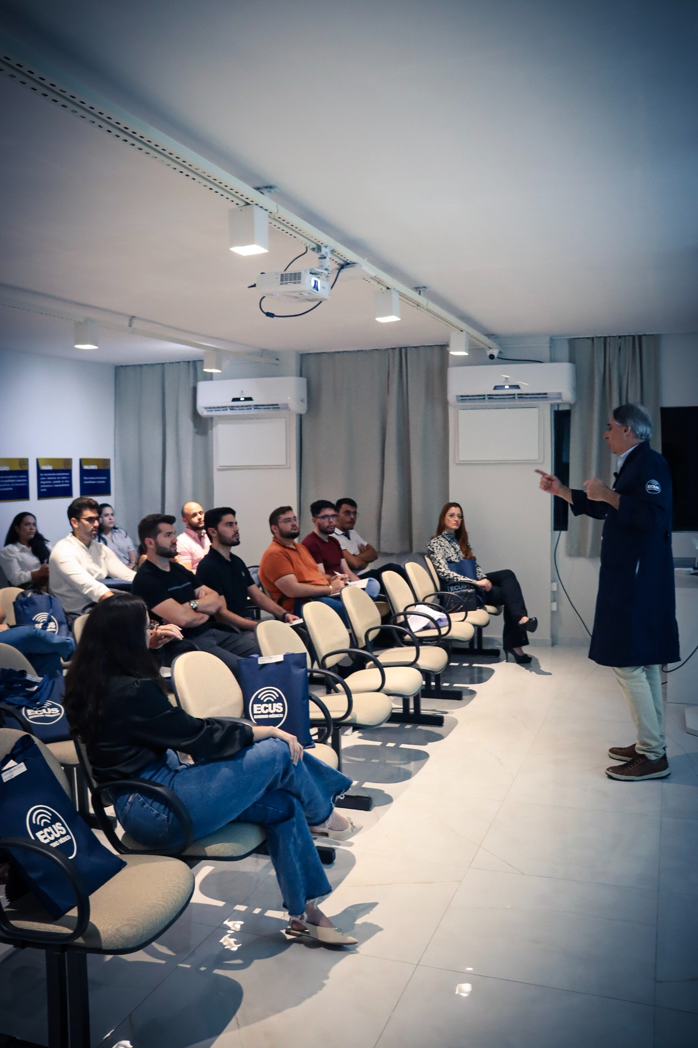 Aula presencial com turma reduzida na ECUS