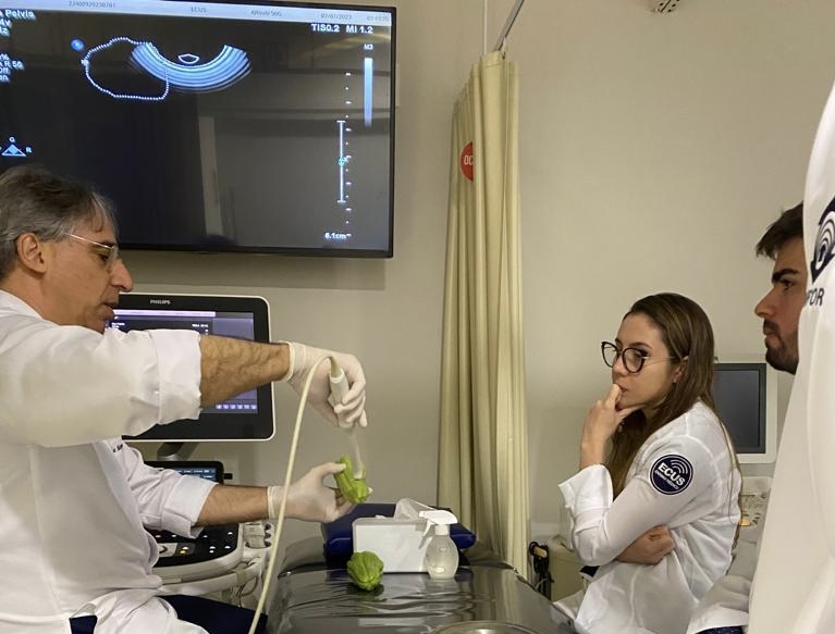 Discussão de laudos em mesa com equipe médica