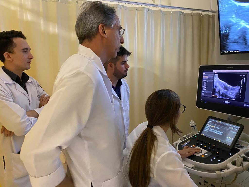 Demonstração com imagem de ultrassom em monitor durante o curso