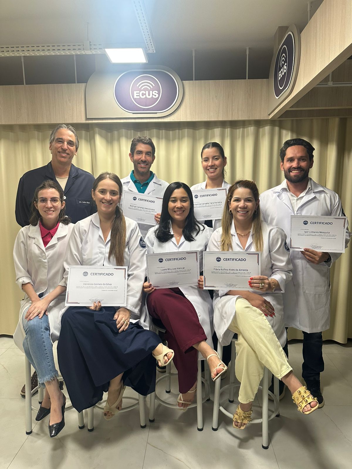 Turma formada da ECUS com certificados